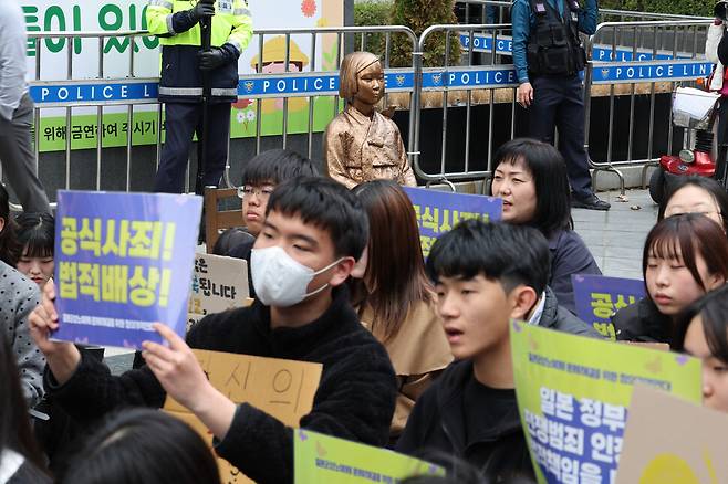 제1746차 일본군성노예제 문제해결을 위한 정기 수요시위가 서울 종로구 주한일본대사관 앞 평화로에서 열린 1일 낮 울타리에서 벗어난 평화의 소녀상이 참석자들과 함께 앉아있다. 김혜윤 기자 unique@hani.co.kr