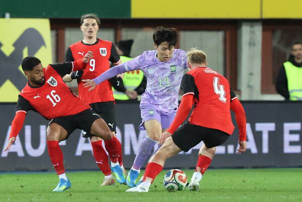 이강인이 1일(한국시각) 오스트리아 빈 에른스트 하펠 스타디움에서 열린 오스트리아와 평가전에서 돌파하고 있다. 빈/연합뉴스