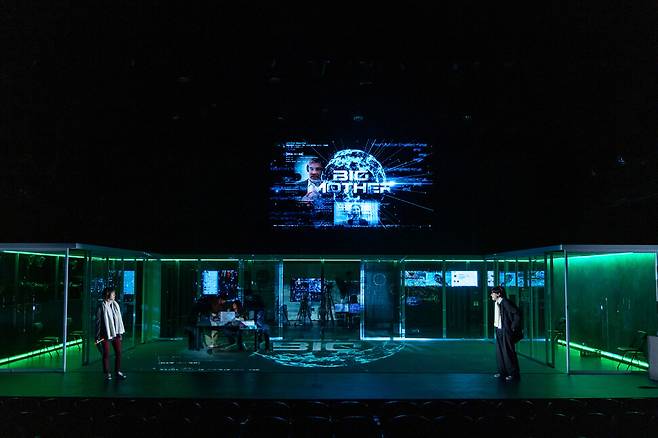 연극 ‘빅 마더’에서 거대 방송사 스튜디오를 연상케 하는 무대 장치. 세종문화회관 제공