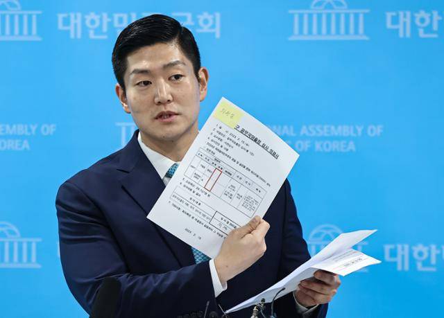 김재섭 국민의힘 의원이 31일 서울 여의도 소통관에서 정원오 더불어민주당 서울시장 예비후보 의혹 관련 기자회견 후 백브리핑을 하고 있다. 뉴스1