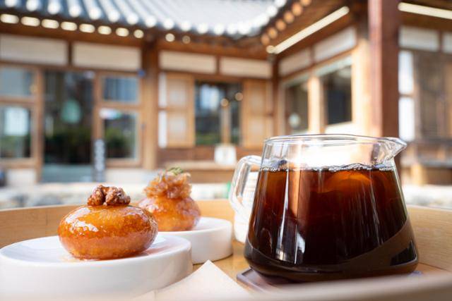 남구 양림동 호양호림의 개성주악과 아이스 커피. 야외 평상에 앉아 불어오는 봄바람을 느끼며 즐기기를 권한다.