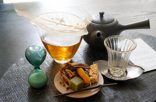 동구 동명동 티소하의 백차 다관세트.