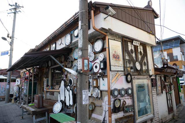 남구 양림동 펭귄마을 건물 외벽에 광주 전역에서 모은 시계가 전시돼 있다.