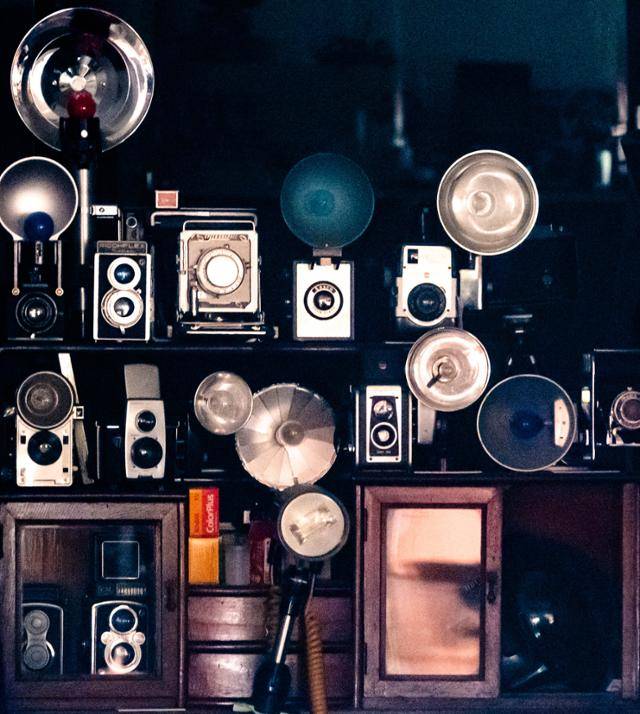 동구 세계카메라영화박물관에 전시된 옛 카메라 및 부속장비.
