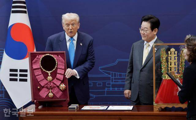 지난해 10월 29일 이재명 대통령이 경북 경주박물관에서 열린 한미 정상회담 공식 환영식에서 도널드 트럼프 미국 대통령에게 무궁화 대훈장을 수여하고 천마총 금관 모형을 선물하고 있다. 경주=왕태석 선임기자