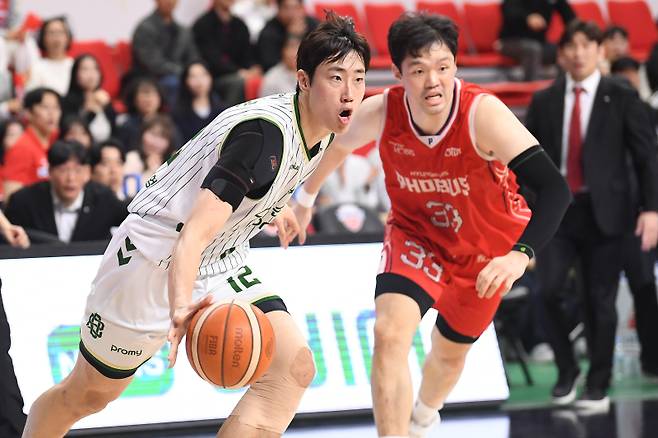 원주 DB 정효근(왼쪽). 사진=KBL