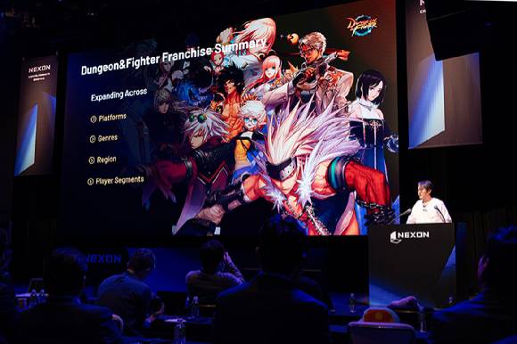 이정헌 넥슨 대표가 31일 일본에서 열린 '자본시장 브리핑(CMB)'에서 발표하고 있다. [사진=넥슨]