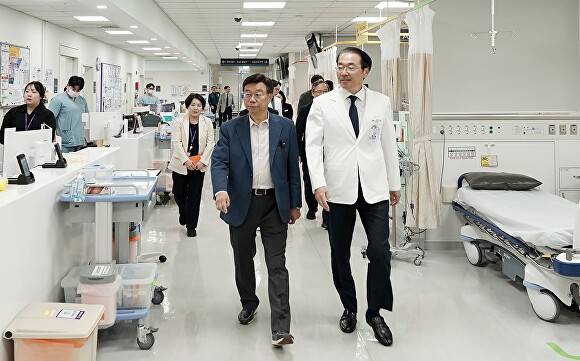 신상진 시장이 지난달 31일 성남시의료원을 방문해 병원시설을 둘러보고 있다. [사진=성남시]