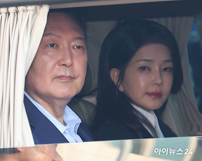 윤석열 전 대통령과 김건희 여사가 탄 차량이 11일 오후 서울 용산구 한남동 대통령 관저를 떠나 서초동 사저로 이동하고 있다. [사진=정소희 기자]