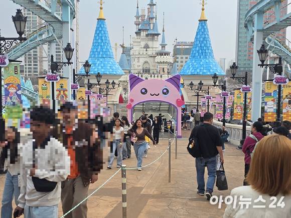 1일 서울 잠실 롯데월드에서 방문객들이 '메이플스토리' 테마 공간을 지나고 있다. [사진=박정민 기자]