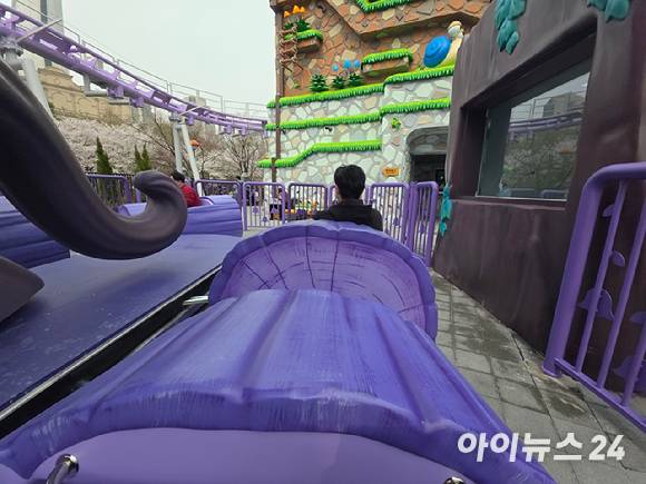 1일 서울 잠실 롯데월드에서 '아르카나 라이드' 놀이기구가 운행되고 있다. [사진=박정민 기자]