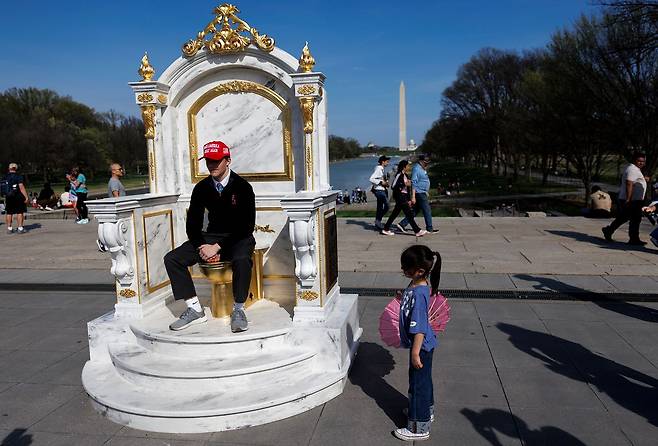현지시간 30일, 미국 워싱턴 D.C.의 링컨 기념관 인근에 트럼프 대통령이 백악관 내 ‘링컨 화장실’을 개조한 것을 비판하기 위해 가짜 금도금 변기를 형상화한 조형물이 전시됐다. '왕에게 어울리는 왕좌(A Throne Fit For a King)'라는 제목의 이 변기 조각품은 익명의 예술 단체 '더 시크릿 핸드셰이크(The Secret Handshake)'가 제작했다. EPA=연합뉴스