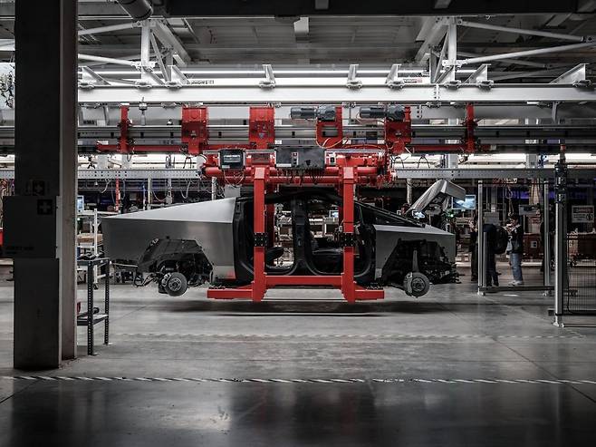 테슬라 기가팩토리에서 사이버 트럭이 제조되고 있다. 테슬라 기가팩토리 드라이브 유닛 생산 라인은 90% 자동화를 달성했다. 올해 테슬라는 기존 차량 생산 라인을 옵티머스 휴머노이드 로봇 제조로 전환할 계획이다. 사진 테슬라 인스타그램 캡처