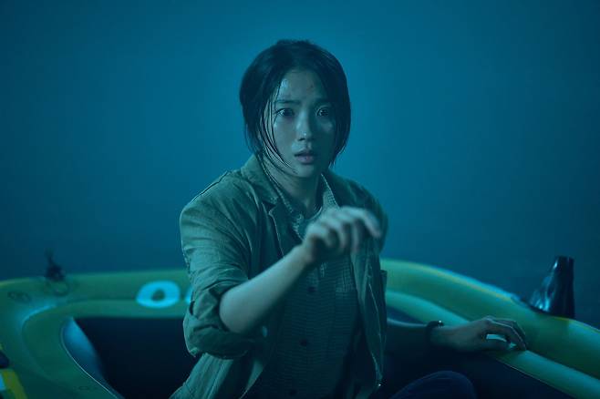 공포 영화 '살목지'의 수인(김혜윤)은 로드뷰 재촬영을 위해 팀원들과 함께 살목지로 향하고, 그 곳에서 미스테리한 일들을 겪는다. 사진 쇼박스