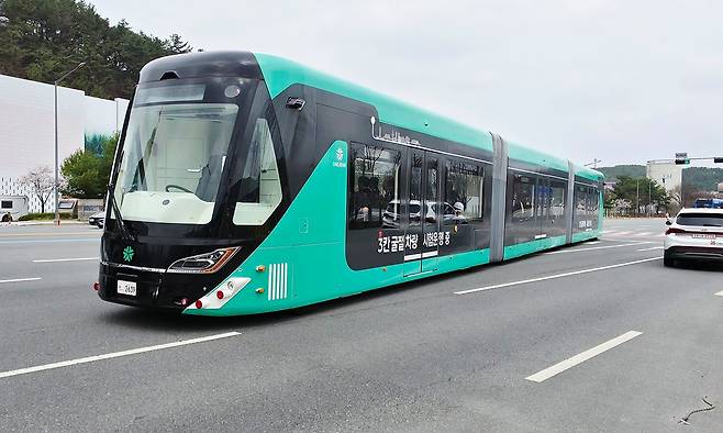 1일 대전시 서구 도안동에서 시험 운행한 3칸 굴절버스. 김성태 객원기자