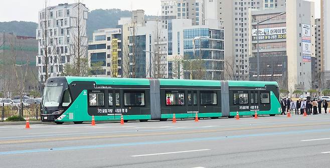 1일 시험운행한 3칸 굴절버스. 김성태 객원기자