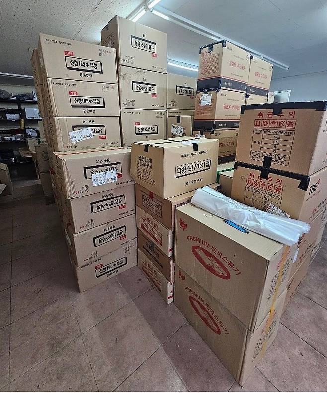 배달 용기를 850만원어치 구매해 쌓아뒀다며 한 소상공인이 31일 커뮤니티에 올린 사진. 사진 온라인 커뮤니티 캡처