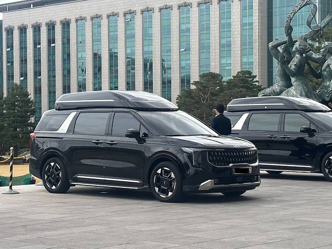 서울 서초에서 출퇴근하는 이헌승 의원은 출퇴근지로 지역구인 부산을 국회사무처에 제출해 차량 5부제 미적용 스티커를 받았다. 중앙일보 취재가 시작되자, 이 의원 측은 ″미적용 스티커를 반납하겠다″고 밝혔다. 사진은 지난달 31일 국회 본청 앞에서 대기 중이던 이 의원 차량. 류효림 기자