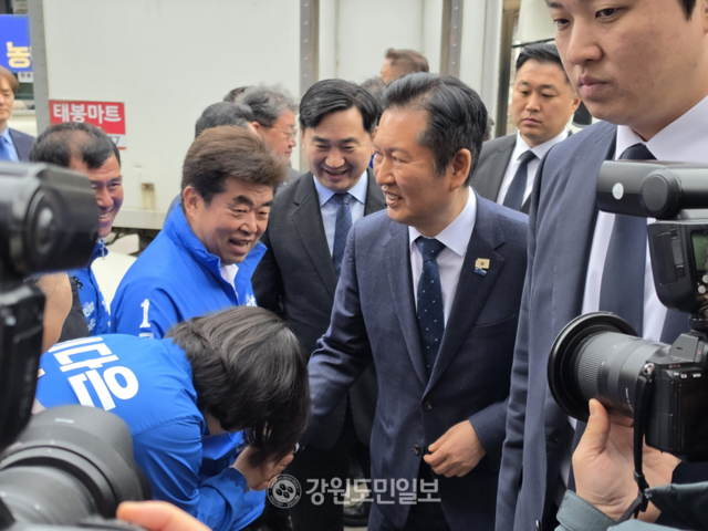 ▲ 정청래 더불어민주당 당대표와 당지도부는 1일 철원 새마을금고 본점 대회의실에서 제251차 강원 현장 최고위원회를 열고 우상호 예비후보 지원사격에 나섰다. 이정호 기자