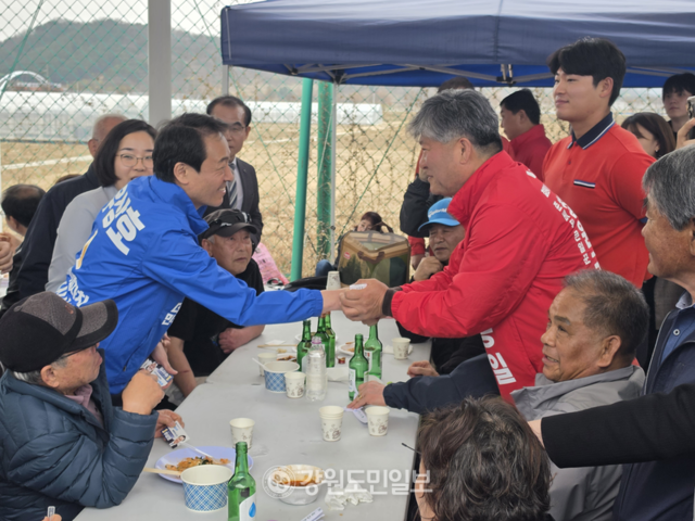 ▲ 우상호 더불어민주당 강원도지사 예비후보와 김동일 국민의힘 철원군수 예비후보가 1일 철원읍사무소에서 열린 철원읍 승격 95주년 기념 철원읍민체육대회 현장에서 악수를 나누고 있다. 이정호 기자