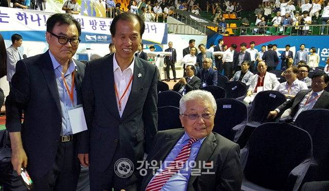 ▲ 지난 2017년 6월 서울 국기원에서 열린 국제태권도연맹 시범단의 시범공연에 참석한 최문순 지사가 북한 장웅 IOC위원과 인사를 나누고 있다. 본사DB