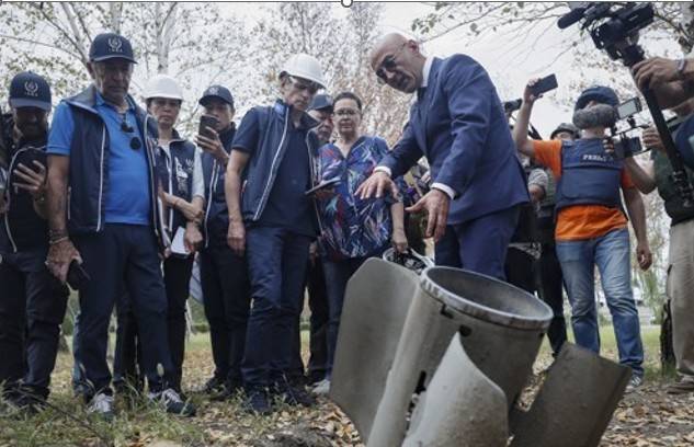 라파엘 그로시 IAEA 사무총장(왼쪽에서 2번째)이 자포리자 원전을 점검하고 있다. (EPA/연합)