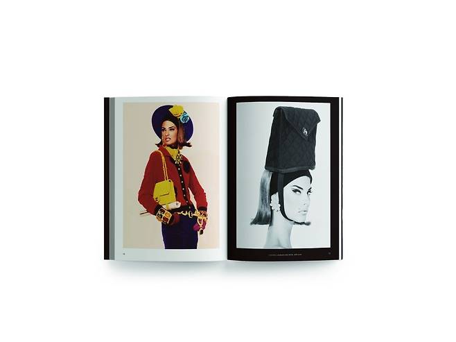 1988~2000년대 샤넬 백과 액세서리를 오브제로 확장한 <보그> 패션 화보 이미지. /Thames&Hudson