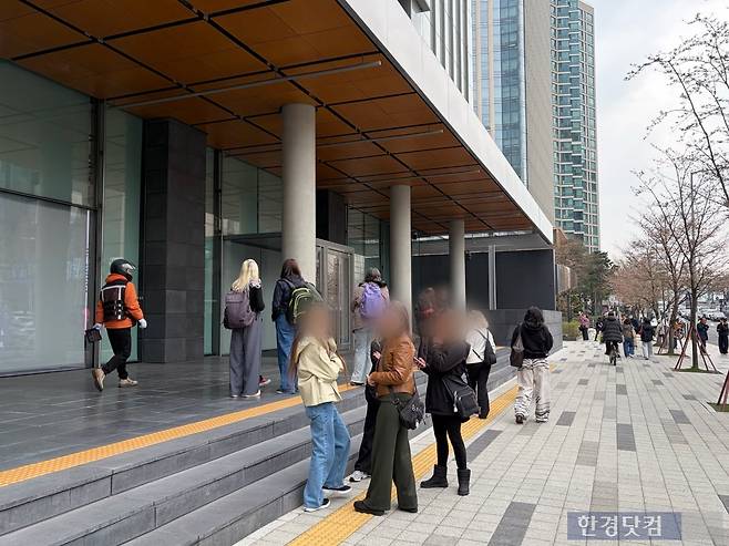 하이브 사옥 앞에 외국인 관광객이 모여 있다. / 사진=이수 기자