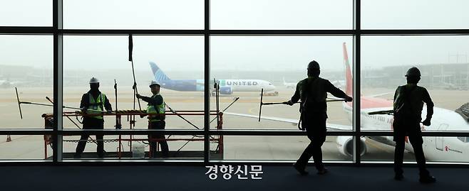 지난달 6일 인천국제공항 여객터미널에서 작업자들이 봄맞이 대청소를 하고 있다. 성동훈 기자