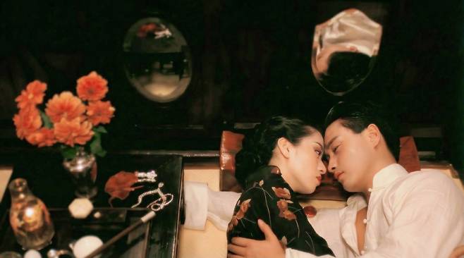 홍콩 영화 <연지구 디 오리지널 4K> 속 여화(매염방)와 진진방(장국영)이 나란히 누워 있다. 와이드 릴리즈 제공