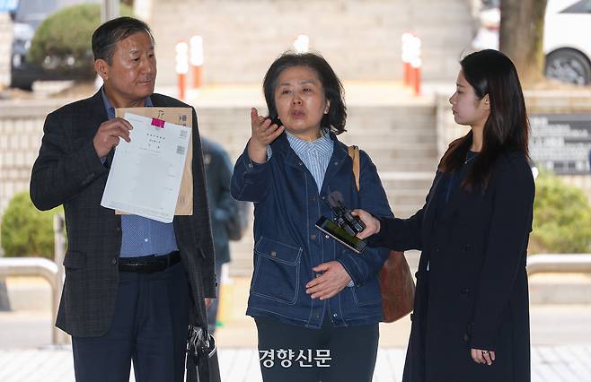 김영선 전 국민의힘 의원이 1일 서울 서초구 서울중앙지법에서 열리는 오세훈 서울시장의 여론조사 대납 의혹 사건 1심 공판에 증인으로 출석하며 취재진 질문에 답변하고 있다.  권도현 기자