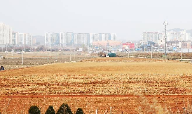 1일 경기도의 한 농지 뒤로 아파트 단지들이 보인다. 연합뉴스