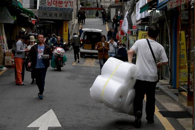 중동 전쟁 여파로 비닐 및 플라스틱 공급에 차질이 빚어지고 있다. 사진은 지난달 31일 서울 남대문시장의 가게에 놓여 있는 단열재 겸 포장재로 사용하는 일명 ‘뽁뽁이. 인근 가게 관계자에 따르면 하루 200개씩 들어오던 물량이 이번 중동 사태 이후 끊긴 상태다. 문재원 기자