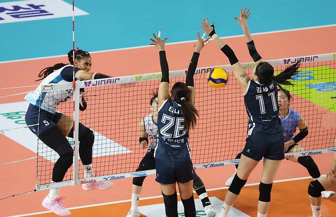 GS칼텍스 지젤 실바(왼쪽)가 1일 한국도로공사와 치른 프로배구 여자부 챔피언결정전 1차전에서 스파이크를 때리고 있다.  연합뉴스