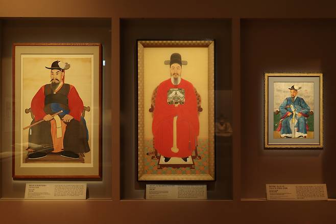 Historic portraits hang in ″The Great Admiral Yi Sun-sin″ exhibition at the National Museum of Korea in Yongsan District, central Seoul, on Jan. 21. [NATIONAL MUSEUM OF KOREA]