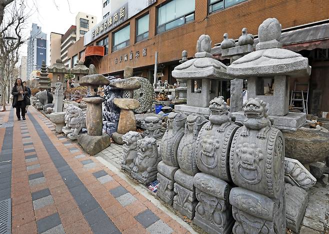 Stone sculptures are placed outside Building 5 of Dapsimni Antique Shopping Mall on March 11. [PARK SANG-MOON]