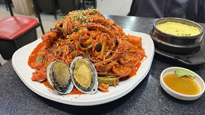 Haemuljjim (braised spicy seafood) served at Neulbom Haemuljjim & Kalguksu [WOO JI-WON]