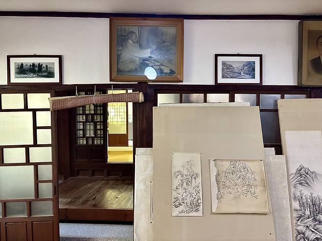 Yi Sang-bom's studio inside his hanok in Nuha-dong, a Seochon neighborhood in Jongno District, central Seoul, on Feb. 13 [LEE JIAN]