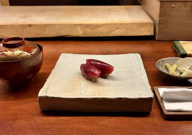 Sushi served during a dinner omakase at Sushi Nuha in Nuha-dong on Feb. 13. [LEE JIAN]