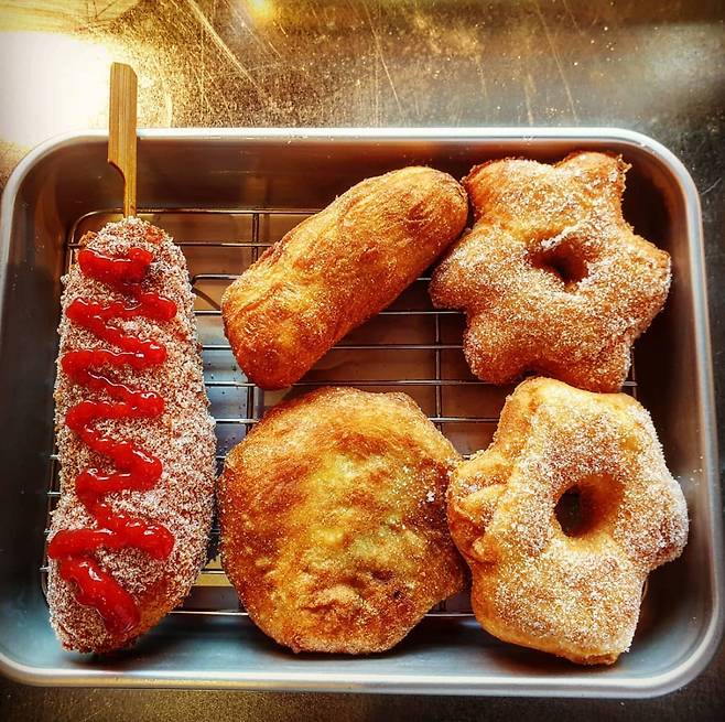 Korean-style donuts are sold at Bbawoo Donass near the Sewoon Plaza. [SCREEN CAPTURE]
