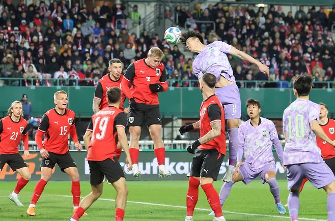 31일(현지시간) 오스트리아 빈 에른스트 하펠 스타디움에서 열린 한국 축구 국가대표팀과 오스트리아의 평가전에서 이한범이 오스트리아 문전에서 헤딩슛을 시도하고 있다. 연합뉴스