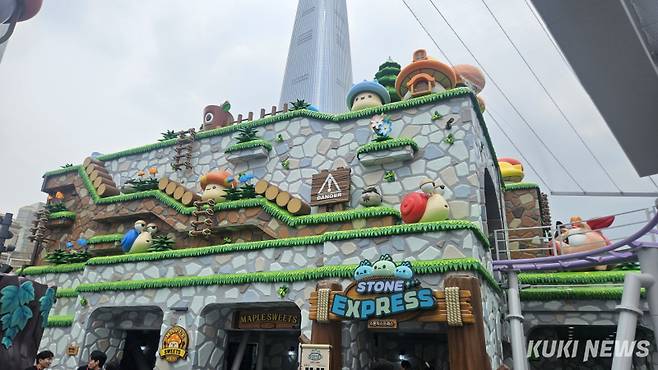 넥슨이 롯데월드 어드벤처 ‘매직 아일랜드’에 조성한 메이플 아일랜드에 스톤 익스프레스가 설치돼 있다. 송한석 기자