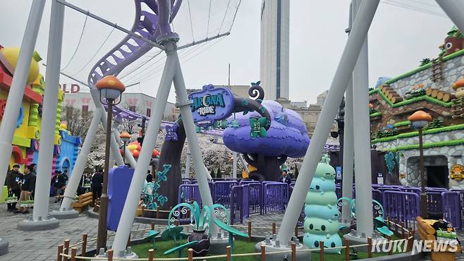 1일 넥슨이 롯데월드 어드벤처 ‘매직 아일랜드’에 조성한 메이플 아일랜드에 아르카나 라이드가 설치돼 있다. 송한석 기자