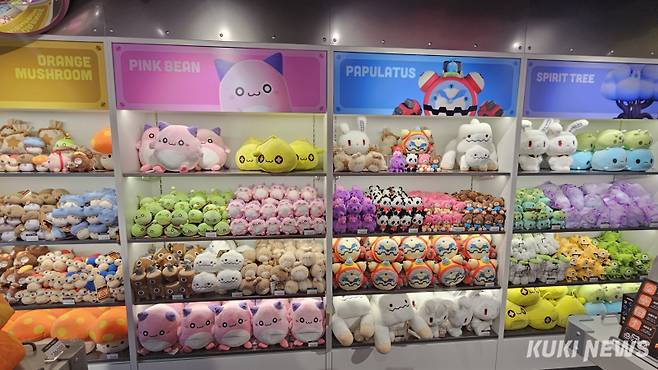 1일 넥슨이 롯데월드 어드벤처 ‘매직 아일랜드’에 조성한 메이플 아일랜드에 마련된 메이플 스토어 내부. 송한석 기자