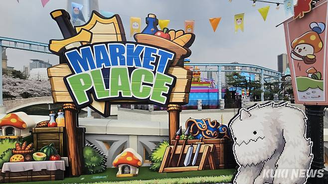 1일 롯데월드 내부에 설치된 메이플스토리 조형물. 송한석 기자