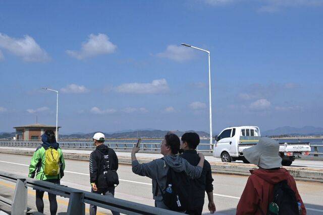 국토종주 ‘생명을 향한 한 걸음’ 캠페인 참가자들이 31일 전북 군산 금강갑문 위를 걷고 있다.