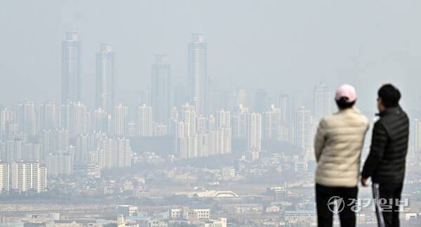 오산시 보적사에서 시민들이 뿌옇게 낀 미세먼지 사이로 도심을 보고 있다. 경기일보 DB