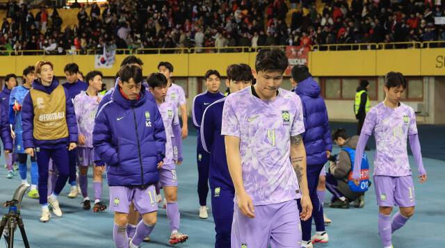 31일(현지시간) 오스트리아 빈 에른스트 하펠 스타디움에서 열린 한국 축구 국가대표팀과 오스트리아의 평가전에서 경기에 패배한 한국 선수들이 관중에게 인사 후 퇴장하고 있다. 연합뉴스