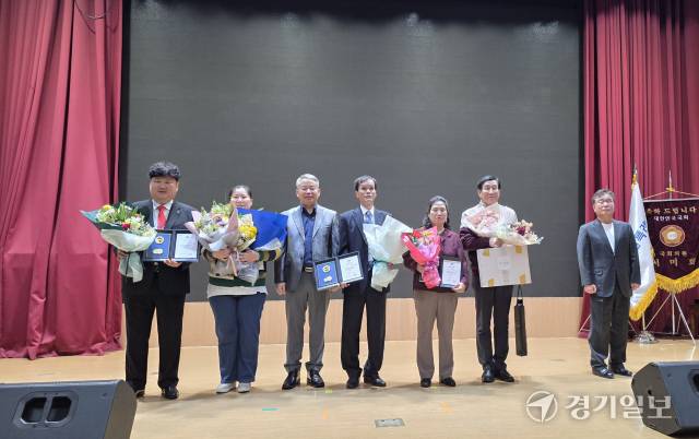 대한안마사협회 경기지부 회원들이 1일 열린 창립 55주년 기념식에서 표창장을 수여받고 기념촬영을 하고 있다. 황호영기자