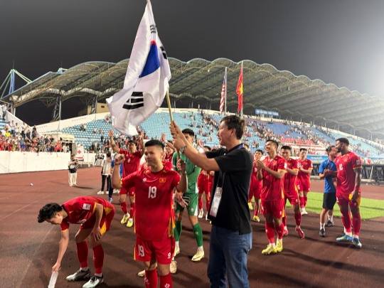 2027 아시안컵 예선을 6전 전승으로 마무리한 베트남 축구대표팀과 김상식 감독. / 사진=연합뉴스